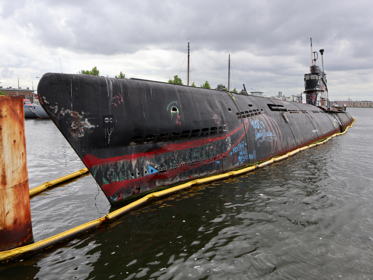 Ein altes sowjetisches U-Boot liegt vor Anker