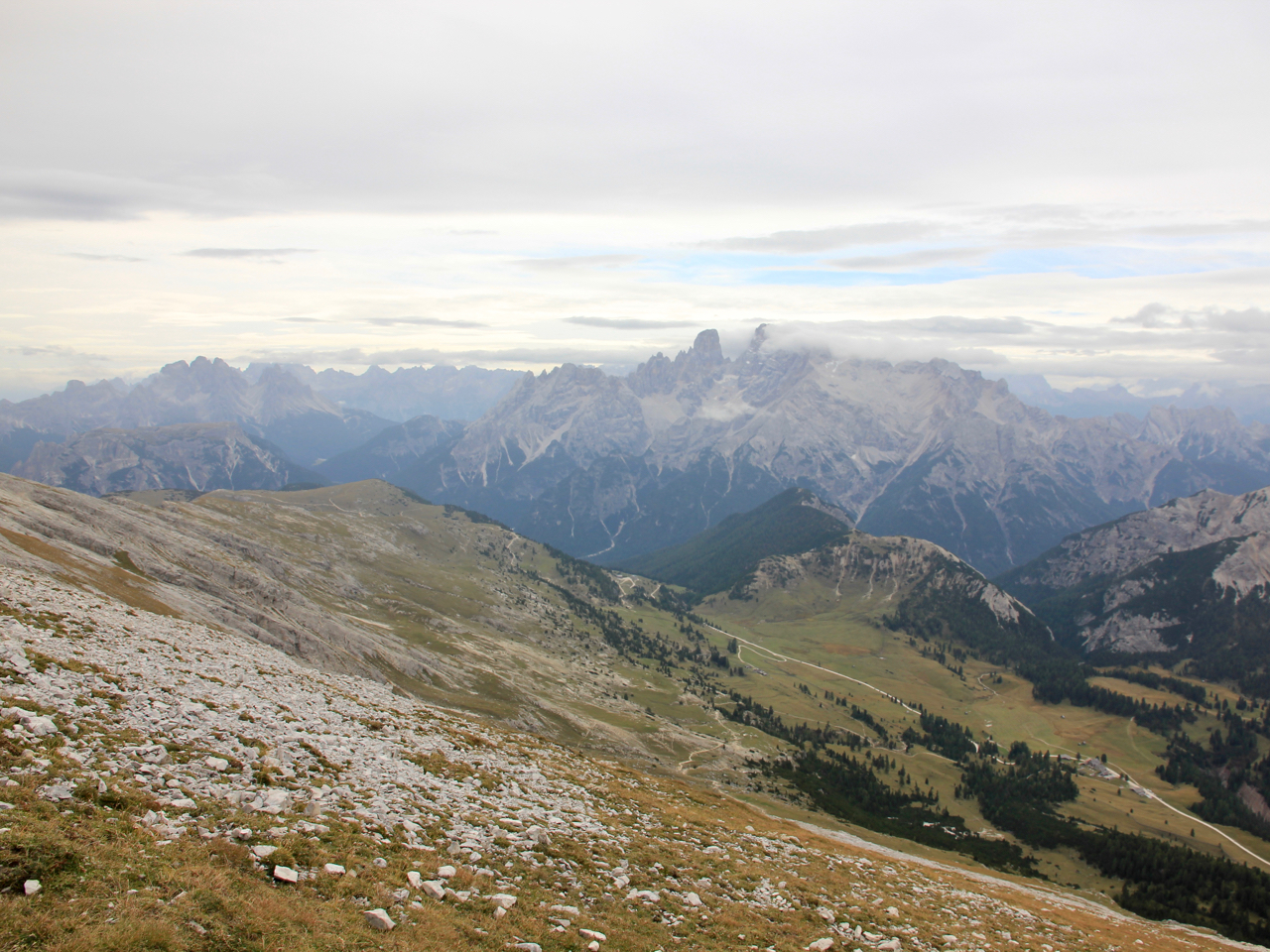 Blick über die Plätzwiese zu weit entfernten Gipfeln.
