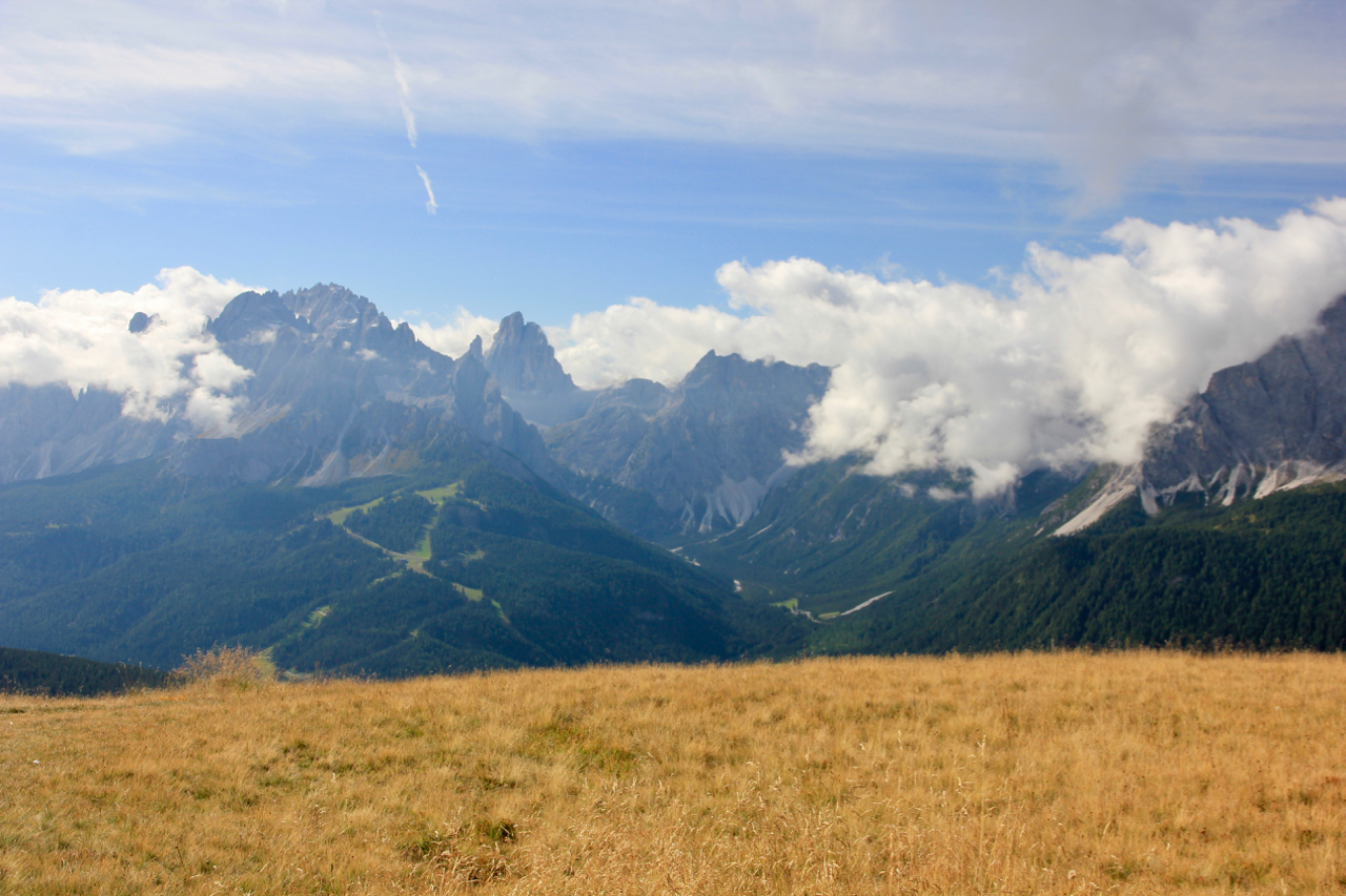 Auf dem Bergkamm kommen die Sextner Dolomiten hervor.
